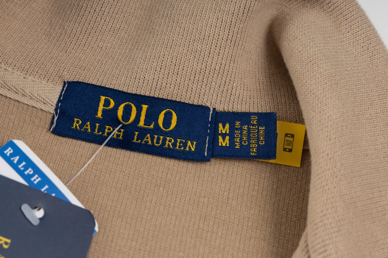 P230 #R97 Ralph lauren twelve-color embroidered pony logo half-zip high-neck long-sleeved knitted sweatshirt. The same style for men and women. The new half-zip sweatshirt for couples to wear in autumn is here! This kind of sweatshirt is really popular this year, even more popular than the hooded sweatshirt. Open the zipper and it can be used as a large lapel, which makes it more fashionable. The color of the classic design of the little war horse on the chest is matched with the embroidery. The simple zipper design echoes the brand logo, so you don’t need to match too much. The sweater version is loose enough! The fabric is custom-woven and dyed 100 cotton. 320g high gram weight 100% cotton knitted cotton with a certain thickness. The fabric is soft and comfortable, and the three-dimensional fabric is full of texture. The stitching is three needles and five threads, which is beautiful and strong. The pattern is also good. Although it is loose, it does not look bulky! - It is not a popular color scheme on the street. The color is pure and highly recommended. The upper body has a particularly high rate of turning heads. Loose style. Big drop shoulder OS style. Same style for men and women. Couple wear. Versatile and practical! Color: Gray, navy, khaki, green label, oatmeal brown label, apricot, black, army green, burgundy, pink, dark gray, light blue, white. Size: S M L XL Length: 70/72/74/76 Bust: 53.5/55.5/57.5/58.5 Shoulder width: 44/45/46/47 Sleeve length: 61/62/63/64